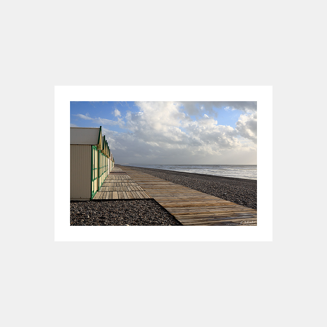 Poster Photo Cayeux-sur-Mer - Cabines de bain,promenade en planches et plage de galets - Image de la Côte Picarde - Hauts-de-France - Christophe Schambert
