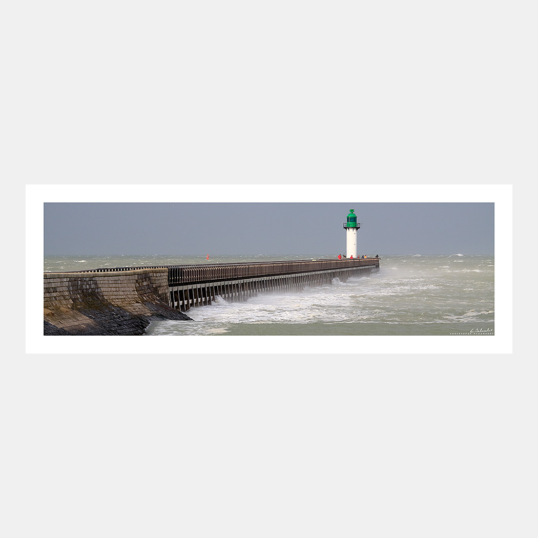 Poster Photo Calais - Le phare de la jetée dans la tempête - Image de la Côte d'Opale - Hauts-de-France - Nord Pas-de-Calais - Christophe Schambert