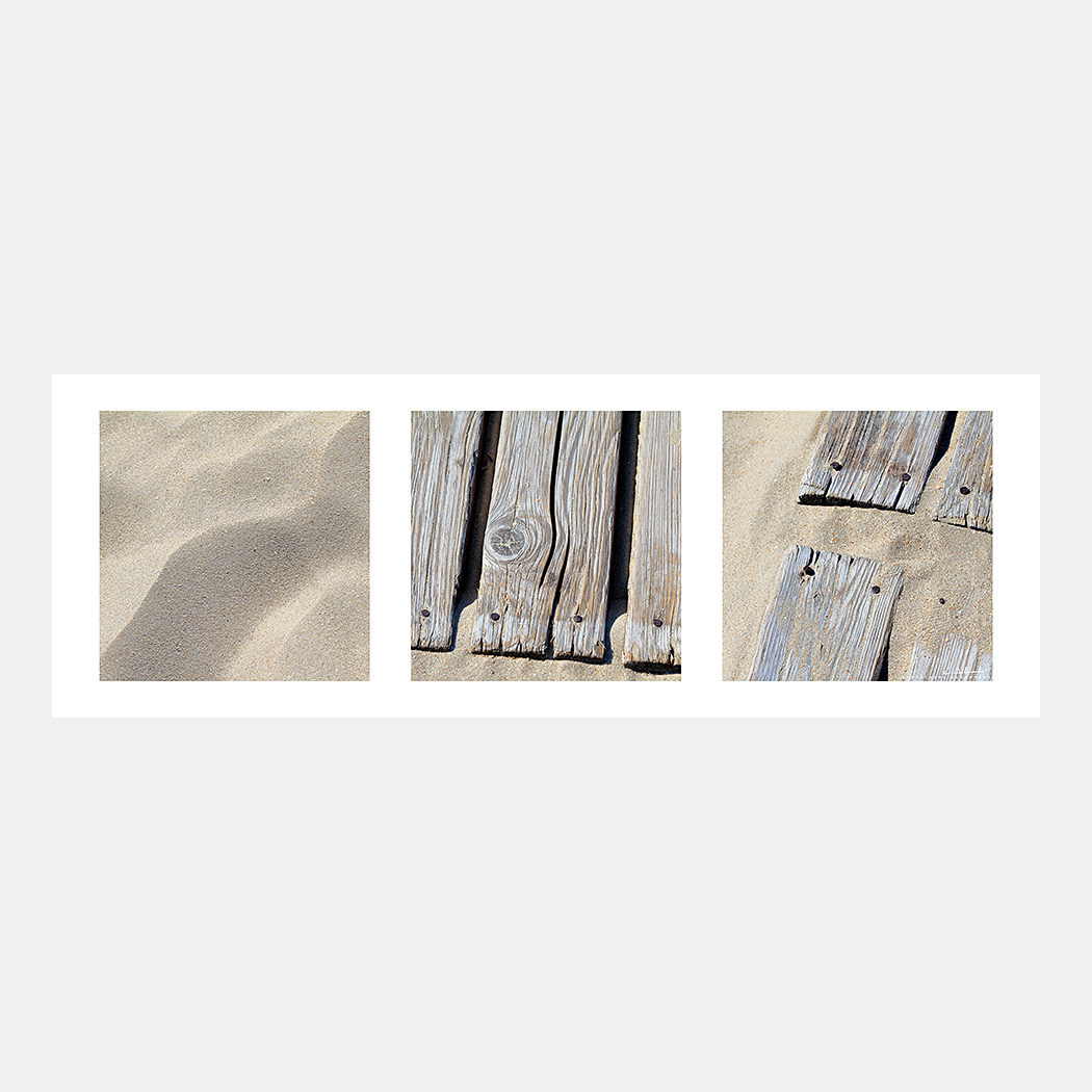 Poster Photo Côte Belge - Triptyque panoramique - Planches de bois dans le sable - Image de mer et du littoral de Belgique - Christophe Schambert