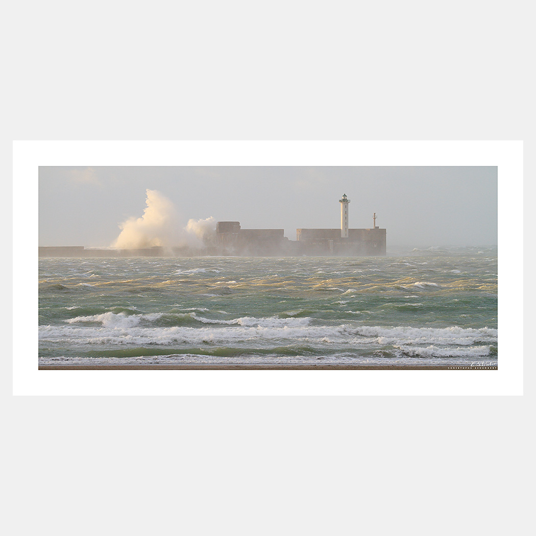 Poster Photo Boulogne-sur-Mer - Vgaue de tempête sur le phare et la jetée du port - Image de la Côte d'Opale - Hauts-de-France Nord Pas-de-Calais - Christophe Schambert