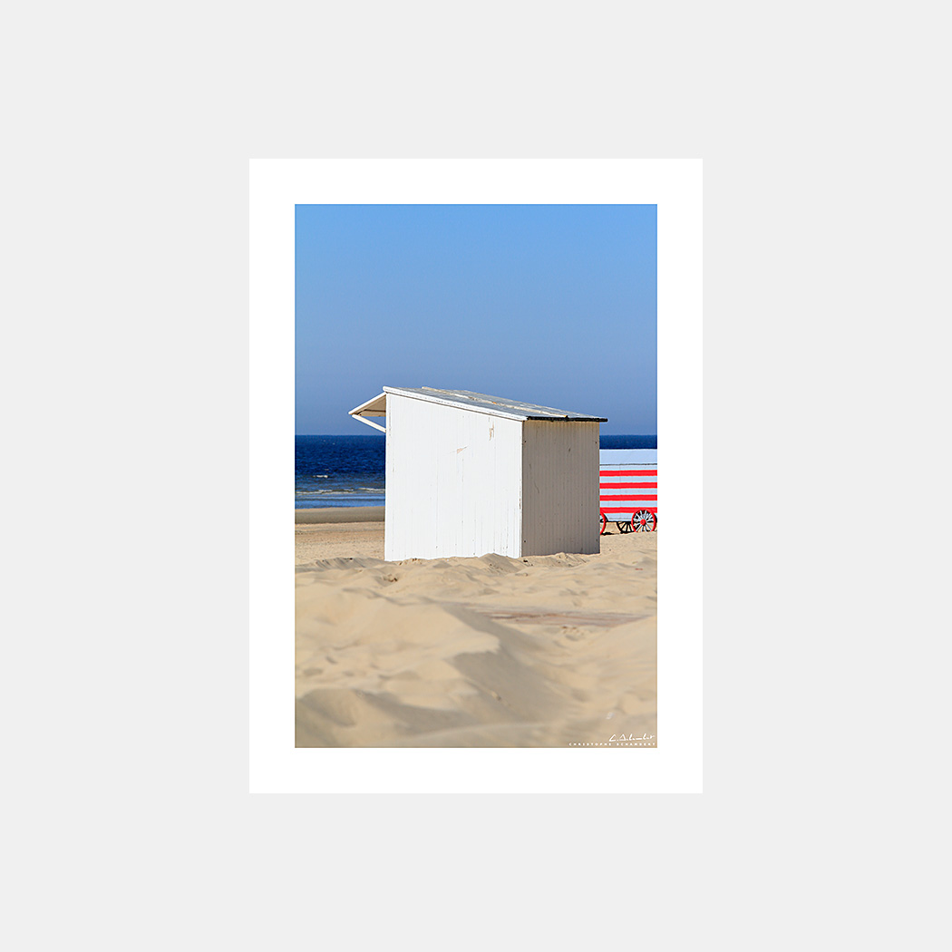 Poster Photo Côte Belge - Plage et Cabines de bain blanches - Image de mer et du littoral de Belgique - Christophe Schambert