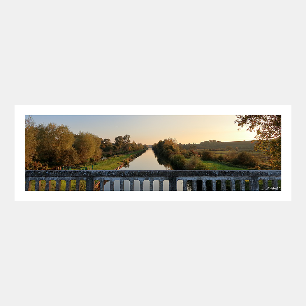 Poster Photo Ecluse Méricourt - Panoramique vue du pont sur la Somme -  Image de la Vallée de la Somme - Hauts-de-France - Christophe Schambert