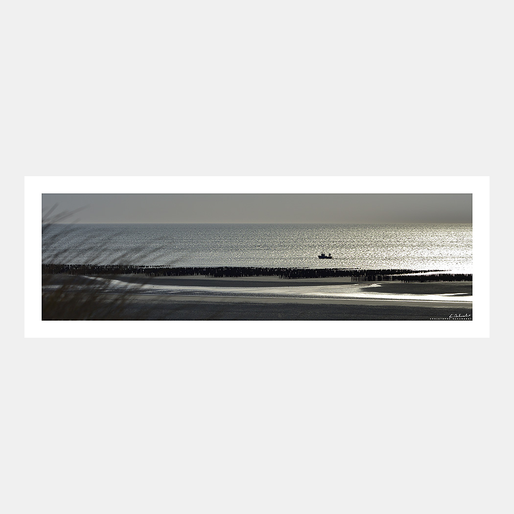 Poster Photo panoramique Dunes et plage de Quend-Plage - Coucher de soleil sur la mer avec un bateau de pêche - Baie de Somme - Image de la Côte Picarde - Hauts-de-France - Christophe Schambert