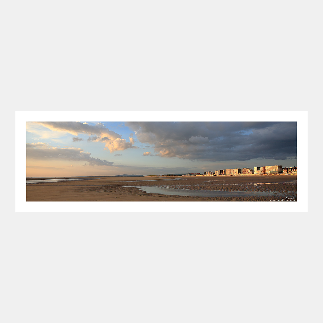 Poster Photo Le Touquet - Panoramique - La plage et le front de mer sous un ciel d'orage - Image de la Côte d'Opale - Hauts-de-France Nord Pas-de-Calais - Christophe Schambert