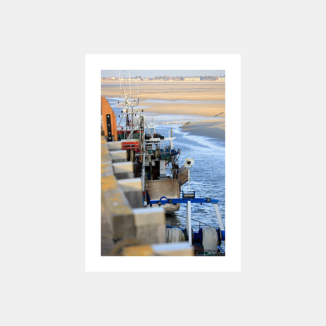 Poster Photo Baie de Somme - Le port du Hourdel à marée basse et bateaux de pêche - Image de la Côte Picarde - Hauts-de-France - Christophe Schambert Photographe