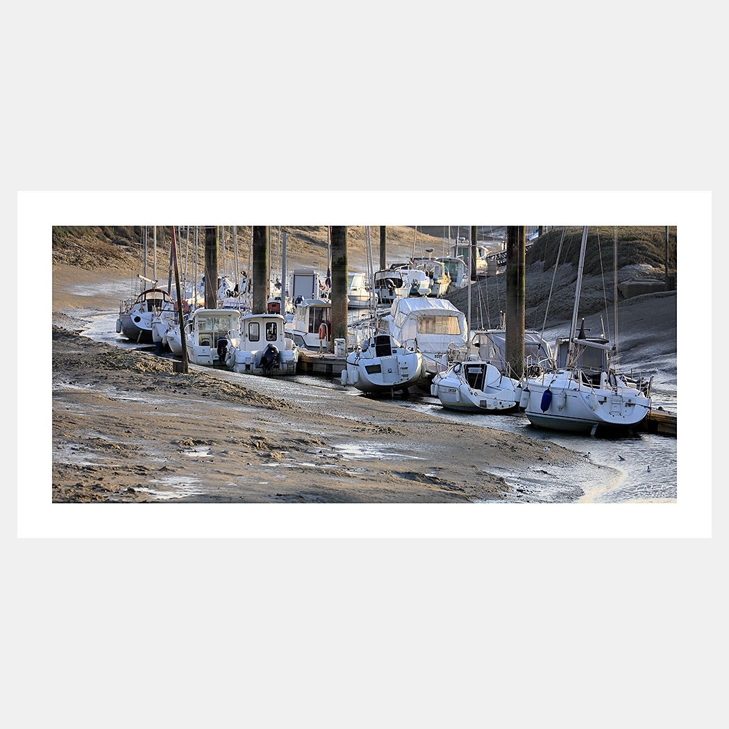 Poster Photo Baie de Somme - Le Hourdel - Port de plaisance et voiliers à marée basse - Hauts-de-France - Image de la Côte Picarde - Christophe Schambert Photographe