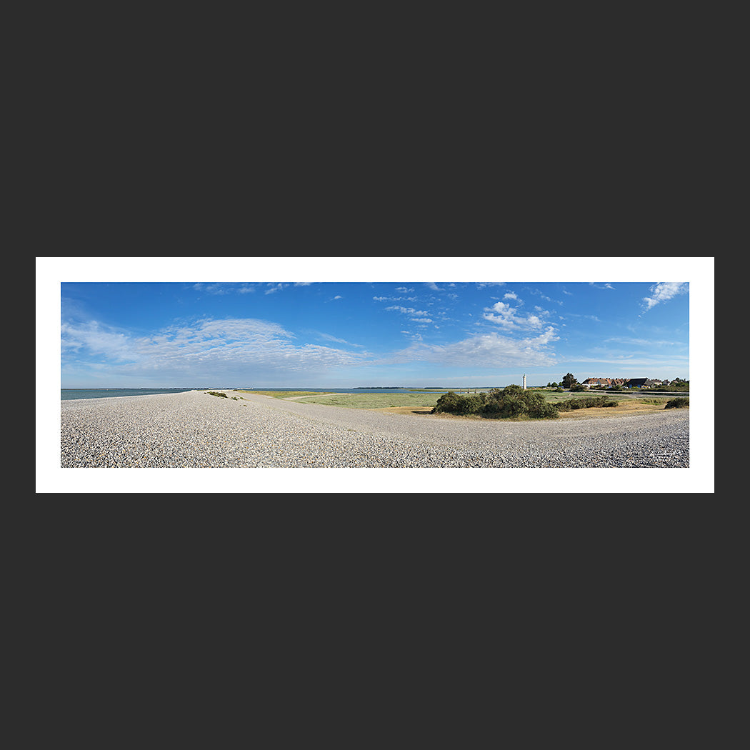 Photographie panoramique ultra grand-angle de la baie de Somme avec le port et le phare du Hourdel depuis les galets de la Pointe du Hourdel en été, Baie de Somme, Côte Picarde, Somme, Hauts-de-France, France.