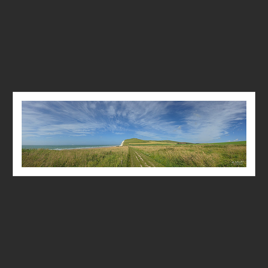 Photographie panoramique ultra grand-angle de la mer et des collines du Cap Blanc-Nez depuis le chemin des douaniers au bord des falaises en été, Côte d'Opale, Pas-de-Calais, Hauts-de-France, France.