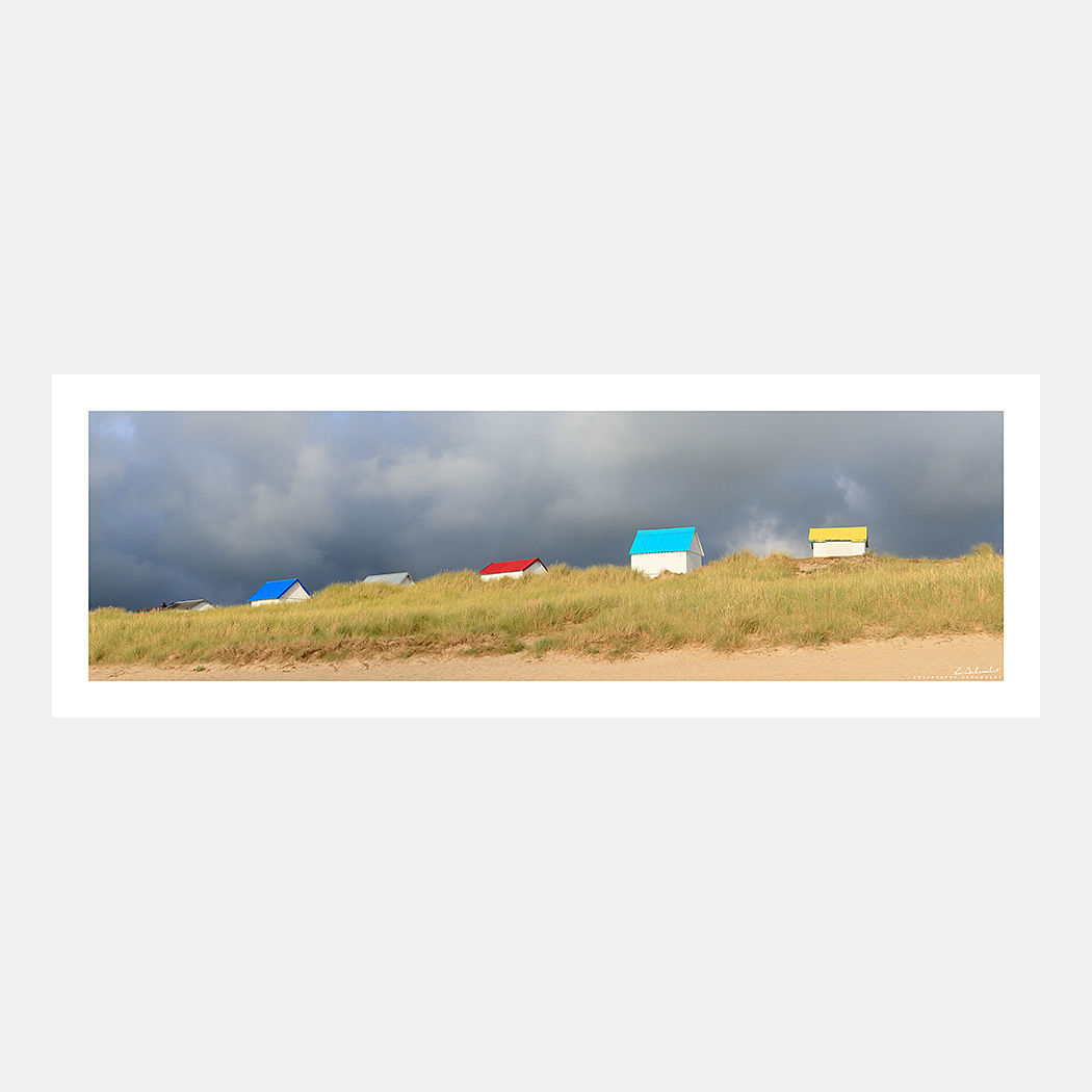 Poster Photo panoramique Gouville-sur-Mer - Cabines de plage du Cotentin - Image de la Côte Normande - Normandie - Christophe Schambert