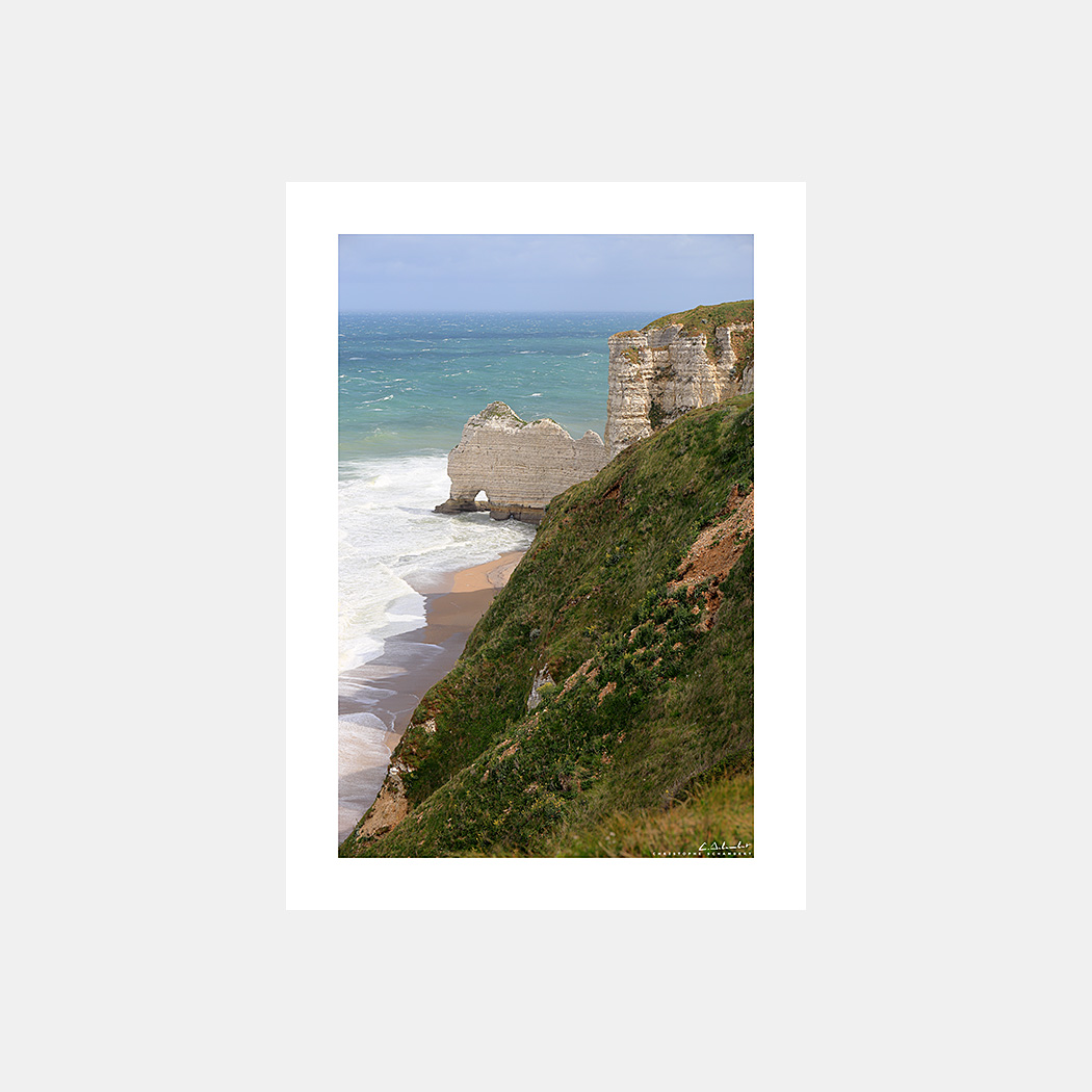 Poster Photo Falaises Etretat - Porte d'Amont et plage depuis le bord des falaises - Image de la Côte d'Albâtre - Normandie Seine-Maritime France - Christophe Schambert photographe éditeur