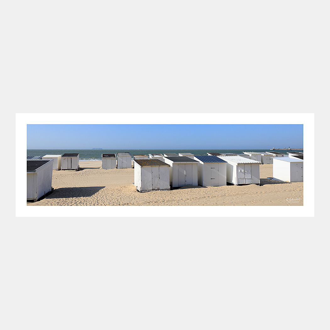 Poster Photo Calais - Les cabines de bain sur la plage avec la mer à Calais - Image de la Côte d'Opale - Hauts-de-France - Nord Pas-de-Calais - Christophe Schambert