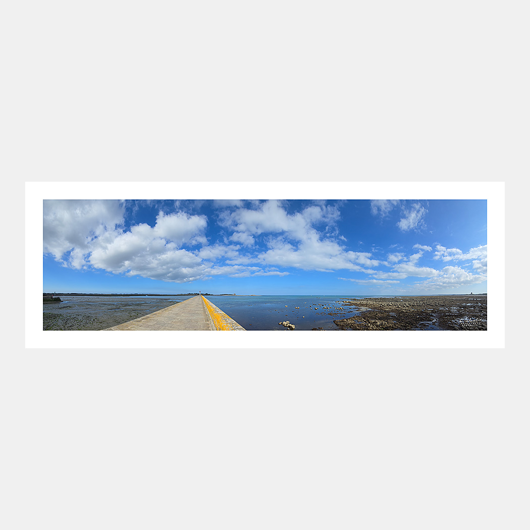 Poster Photo panoramique Saint-Vaast-la-Hougue - La jetée et l'île Tatihou en été à marée basse - Image de la Côte Normande - Normandie - Christophe Schambert