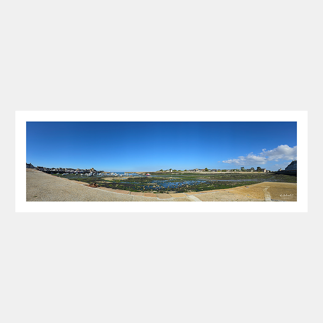 Poster Photo panoramique Barfleur - Le port et les quais en été le matin à marée basse - Image de la Côte Normande - Normandie - Christophe Schambert