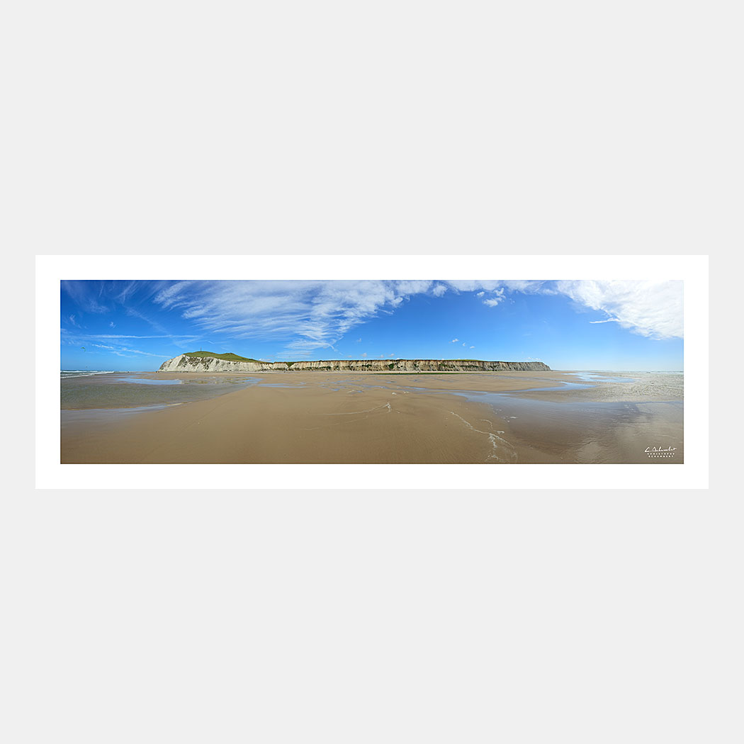 Poster Photo Cap Blanc-Nez - Panoramique à 180 degrés des falaises depuis la plage à marée basse en été - Image de la Côte d'Opale - Hauts-de-France Nord Pas-de-Calais - Christophe Schambert