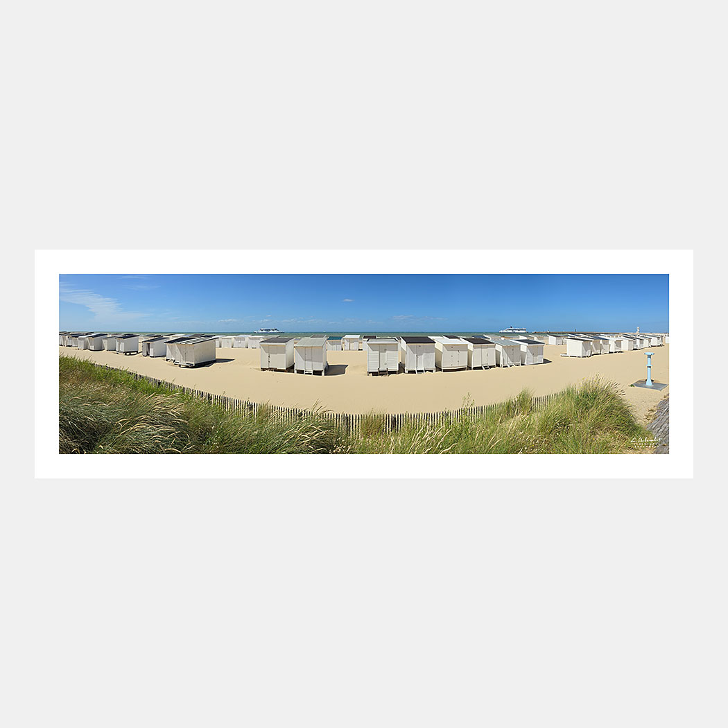 Poster Photo panoramique de Calais - Les cabines de bain sur la plage de Calais avec les dunes et ganivelles - Carferries sur la mer - Image de la Côte d'Opale - Hauts-de-France - Nord Pas-de-Calais - Christophe Schambert
